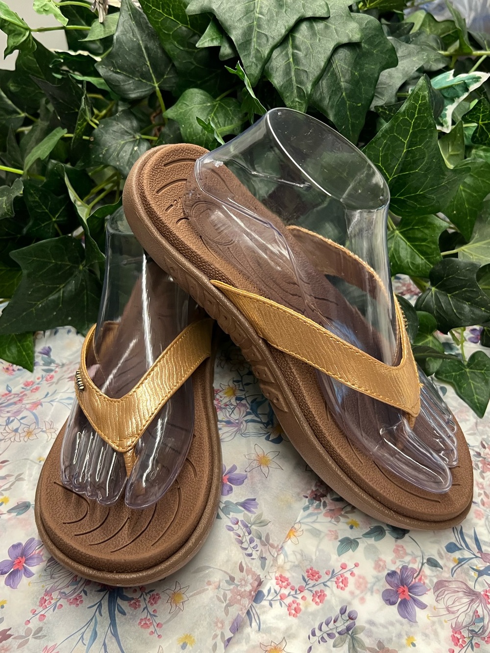 Women’s Metallic Gold Thong Sandals Size 8